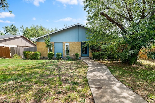 ranch-style house featuring a front lawn