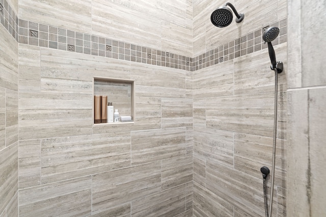 bathroom featuring a tile shower