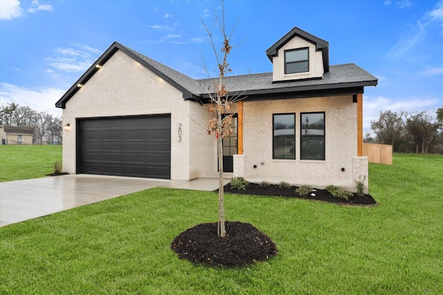 view of front facade featuring a front yard and a garage