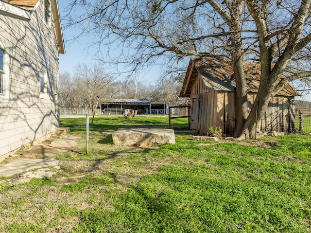 view of yard featuring an outdoor structure