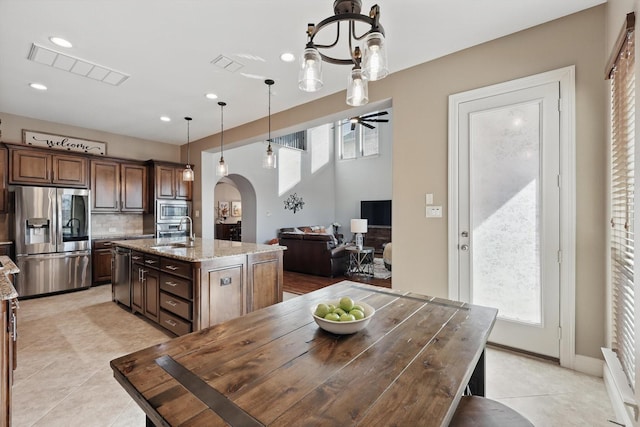 dining area featuring arched walkways, recessed lighting, visible vents, and baseboards