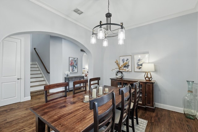 dining room featuring baseboards, visible vents, arched walkways, dark wood-style flooring, and a notable chandelier