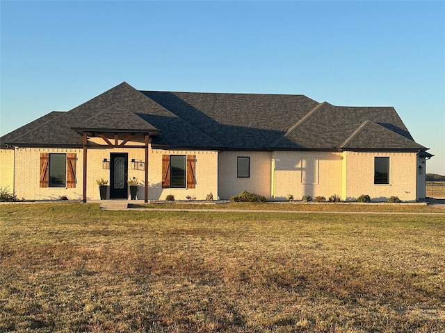 view of front of property featuring a front lawn