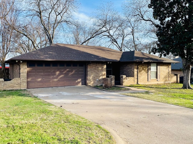 view of front of home featuring a front yard and a garage