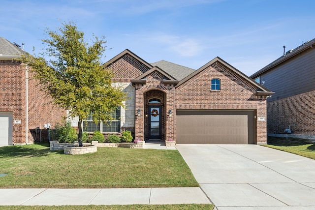 view of front of home featuring a front yard