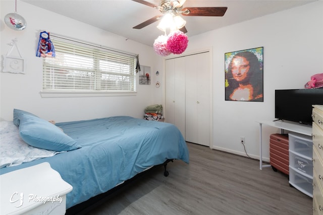 bedroom featuring a closet, dark hardwood / wood-style floors, and ceiling fan