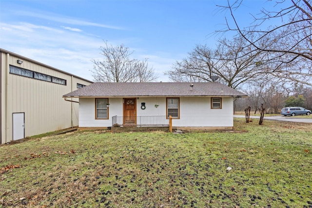 single story home with a front lawn