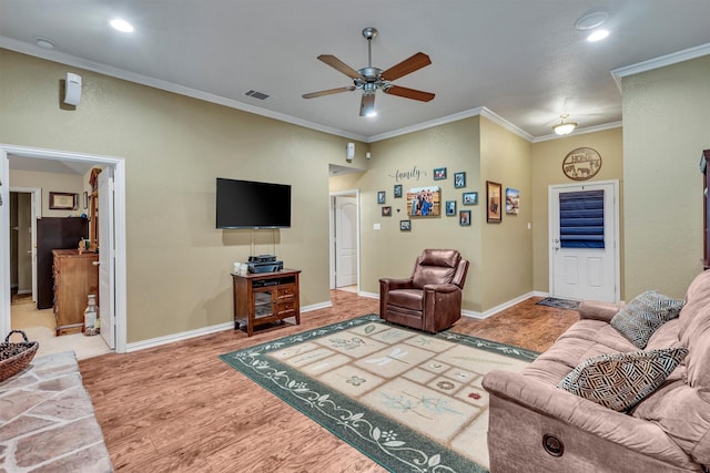 living room featuring light wood-type flooring, crown molding, and ceiling fan