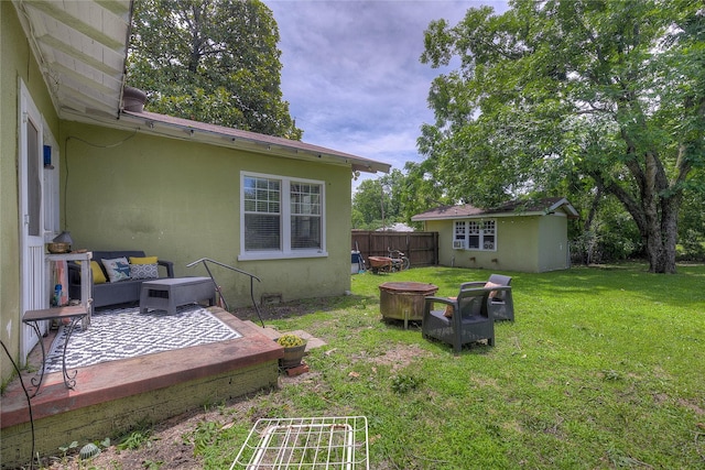 view of yard featuring an outbuilding