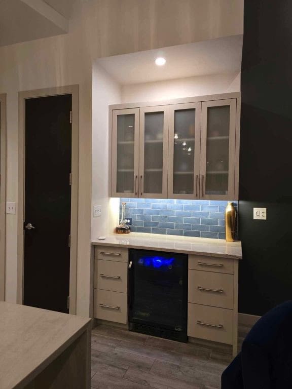 bar with wine cooler, dark wood-type flooring, and tasteful backsplash