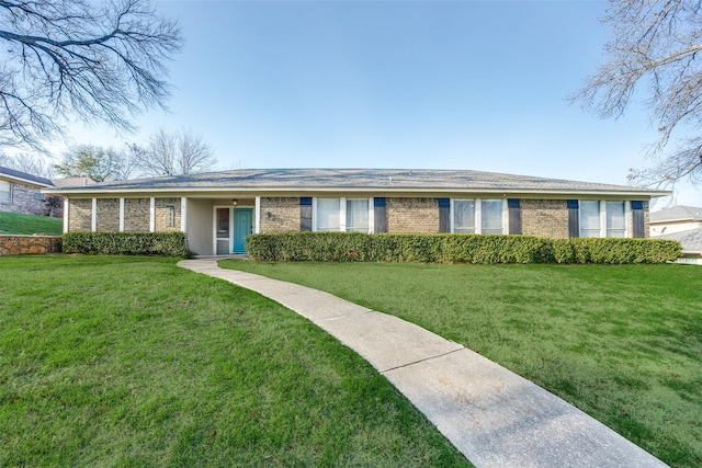 ranch-style house featuring a front lawn and brick siding