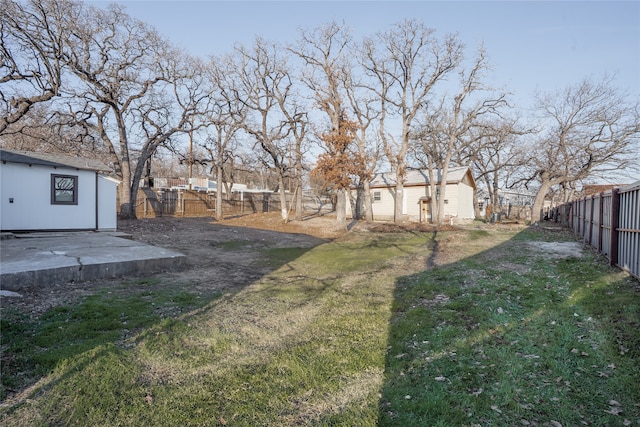 view of yard featuring an outbuilding