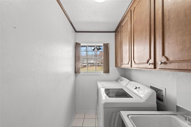 5570 Bretwood Dr, Keithville, LA 71047 - laundry room featuring sink, washer and clothes dryer, a textured ceiling, cabinets, and crown molding