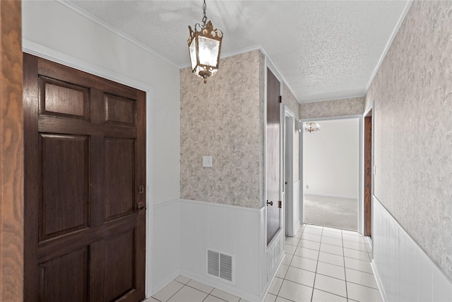 5570 Bretwood Dr, Keithville, LA 71047 - corridor featuring a chandelier, crown molding, light tile patterned floors, and a textured ceiling