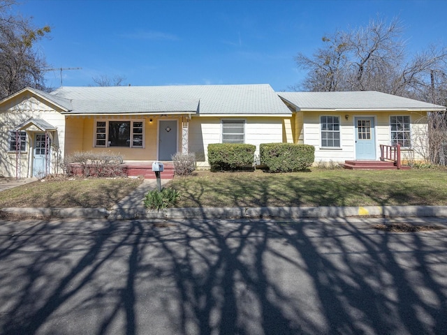 single story home featuring a front lawn