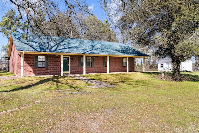 single story home featuring a front yard