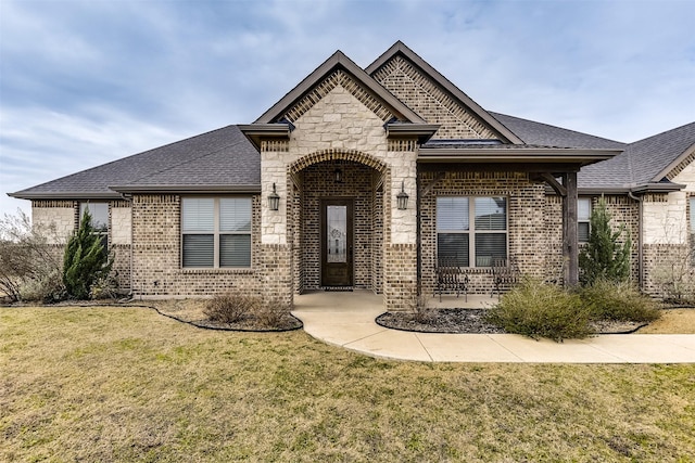 view of front of property featuring a front yard