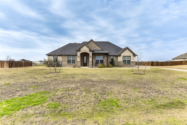 view of front of property featuring a front yard