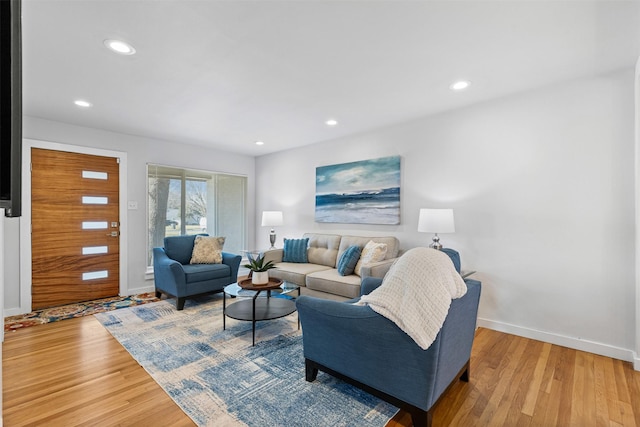 living room featuring light wood-style floors, recessed lighting, and baseboards