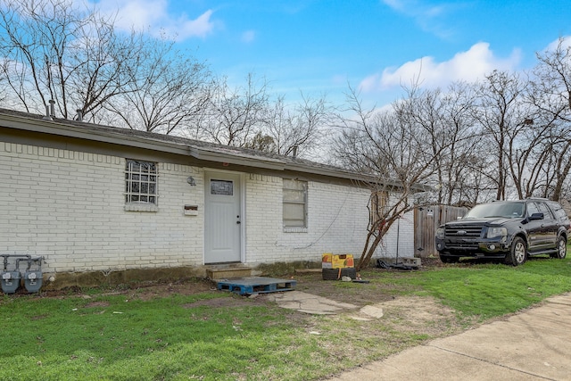 view of front facade featuring a front lawn