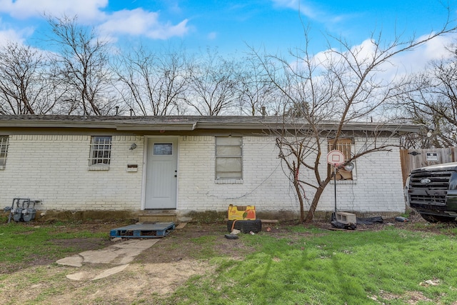 back of house featuring a lawn