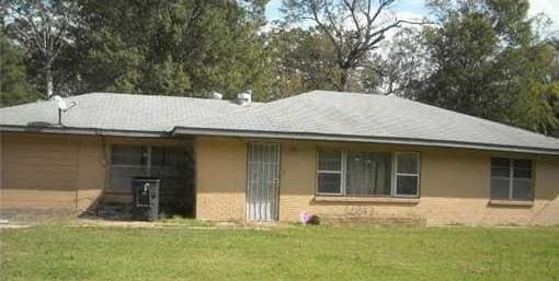 back of house featuring a lawn