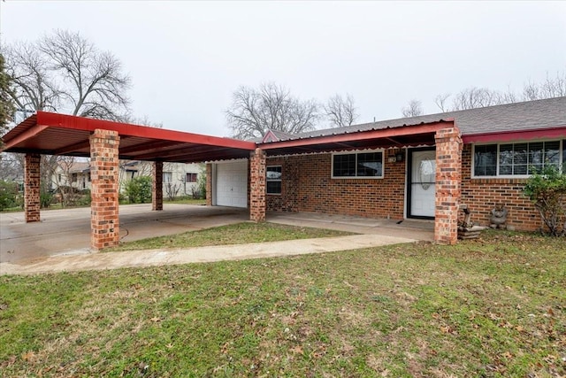 view of front of house featuring a garage, a front lawn, and a carport