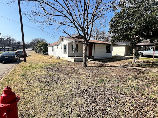 view of front facade featuring a carport