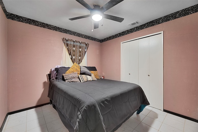 bedroom with a ceiling fan, a closet, visible vents, and baseboards