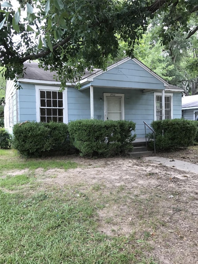 view of front of home featuring a front lawn