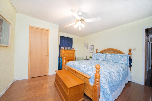 bedroom featuring a textured ceiling, hardwood / wood-style floors, and ceiling fan