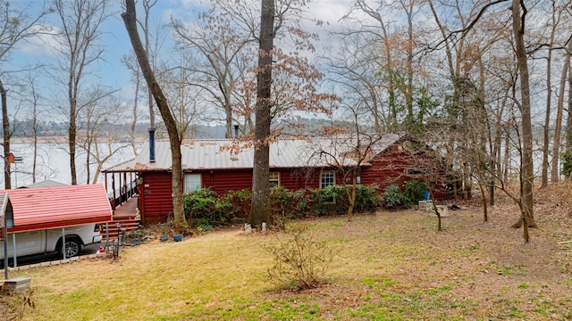 view of yard featuring a water view