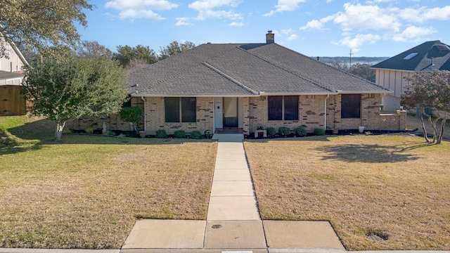 view of front of property featuring a front yard