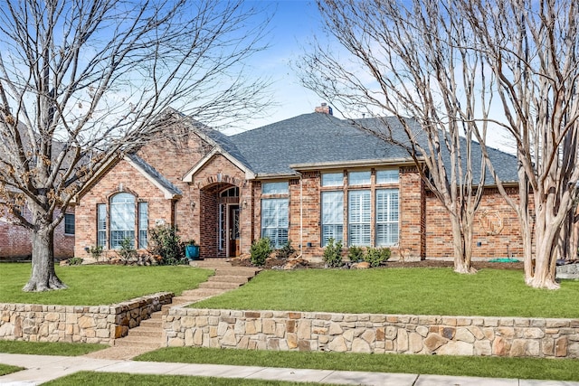 view of front of property featuring a front yard