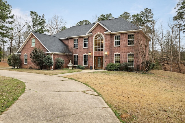 view of front of house featuring a front lawn