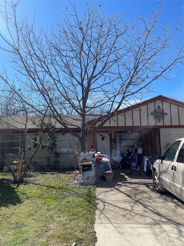 view of front facade featuring concrete driveway and brick siding