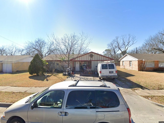 view of front of property featuring driveway and a front yard