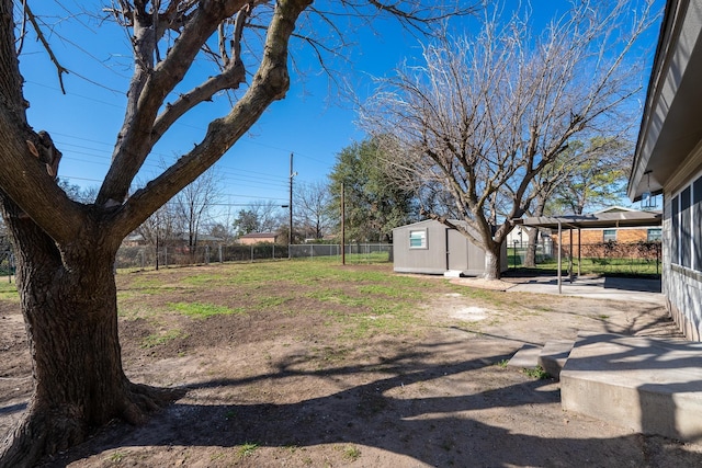 view of yard featuring a storage shed