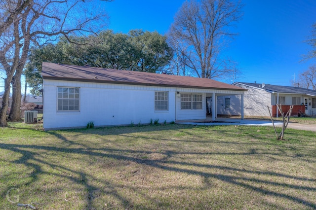 single story home featuring central AC and a front yard