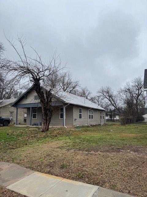 view of front of property with a front yard