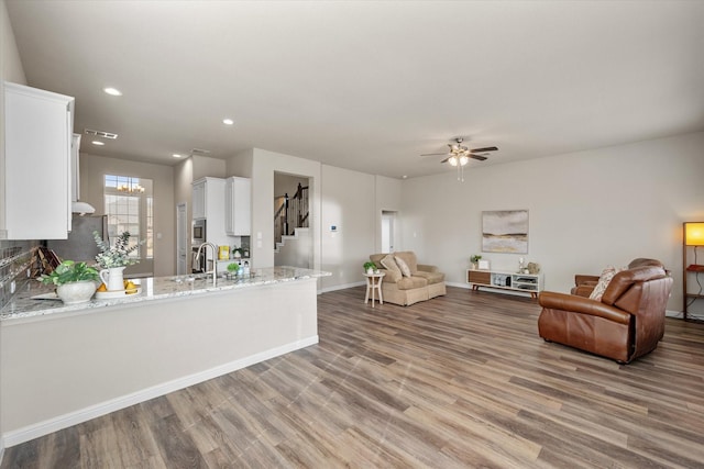 living room featuring recessed lighting, visible vents, a ceiling fan, wood finished floors, and baseboards