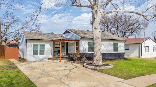 view of front facade featuring fence, a porch, and a front yard