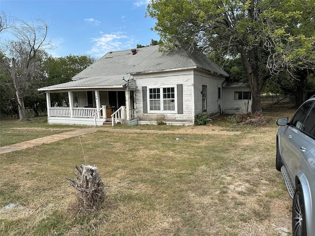 view of front facade featuring covered porch and a front lawn