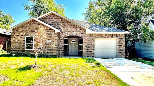 view of front facade featuring a garage and a front lawn