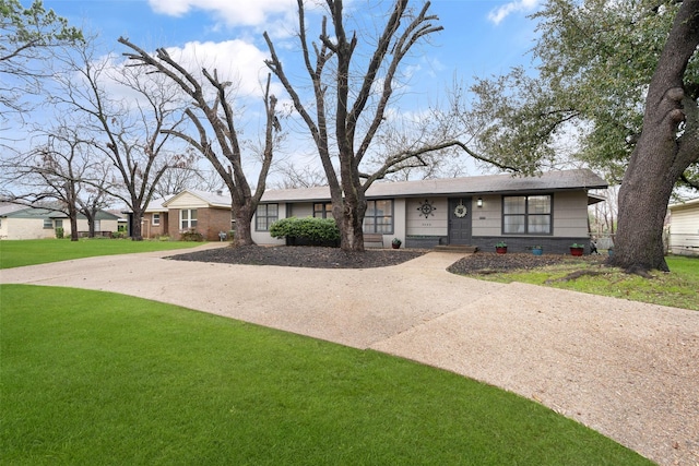 ranch-style house featuring a front yard