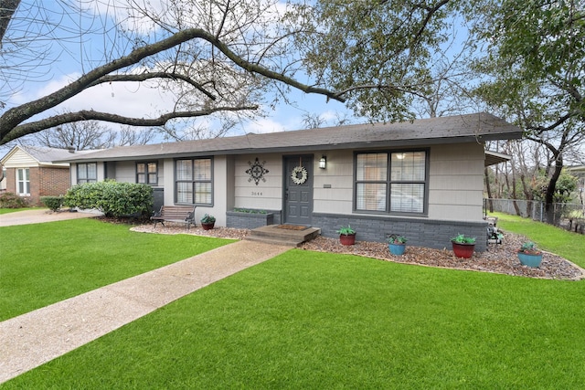 ranch-style house featuring a front yard