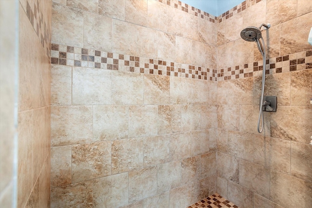 details featuring tiled shower