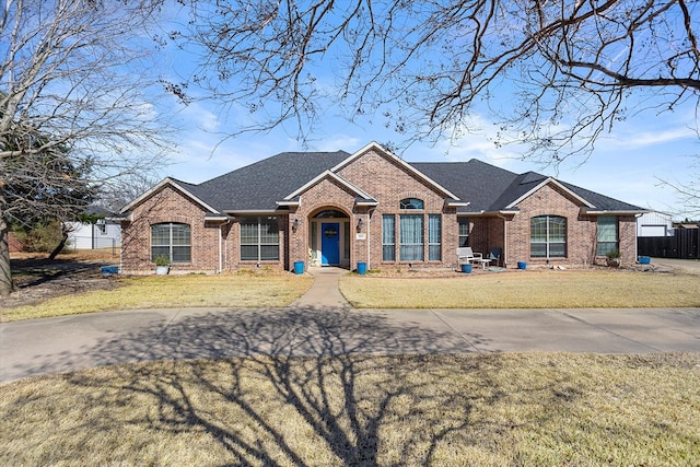 view of front facade featuring a front yard