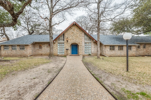 view of front of property featuring a front lawn