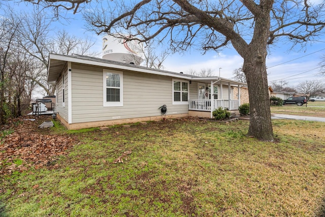 view of front of property featuring covered porch and a front lawn